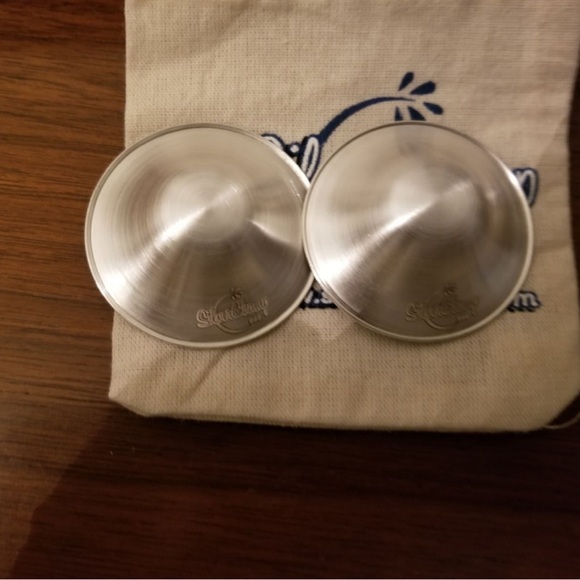 Silver nursing cups for breastfeeding moms - Picture 4 of 5